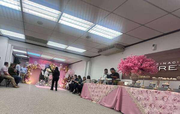 Usan salón de la EBY para cumpleaños de exdiputada - Política - ABC Color