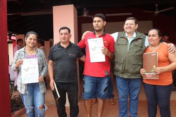 Gobierno entregó 700 títulos de tierra a beneficiarios de comunidades del Alto Paraná - .::Agencia IP::.