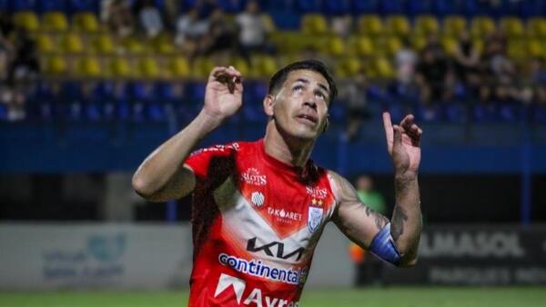 Con Aldo Bobadilla la V remontó en la tabla