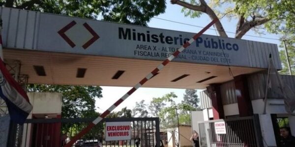 Imputan a mujer por golpear a su pareja en la Fiscalía