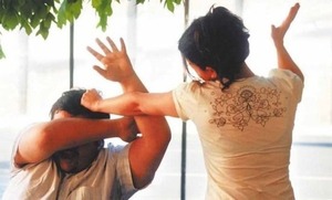 Imputan a joven que agredió a su pareja frente a sus hijos en plena Fiscalía