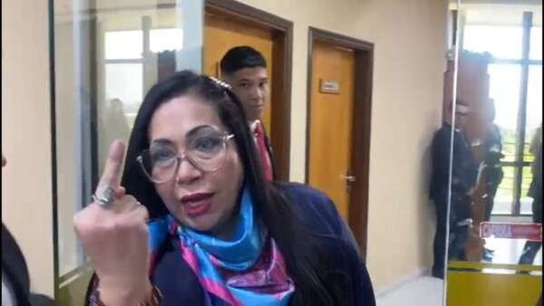 Ordinaria senadora da gestos obscenos en lugar de explicaciones sobre su presunto planillerismo