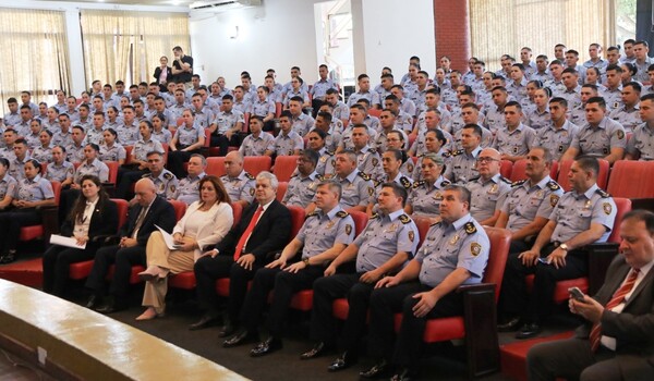Capacitan a 700 policías •