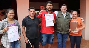 Gobierno entrega 700 títulos de tierra a comunidades del Alto Paraná - ADN Digital