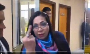 Mostró su nivel: Senadora responde con un gesto obsceno sobre su desvinculación del Poder Judicial