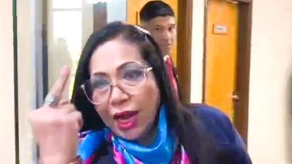 Yamy Nal responde con gesto obsceno a acusaciones de planillerismo