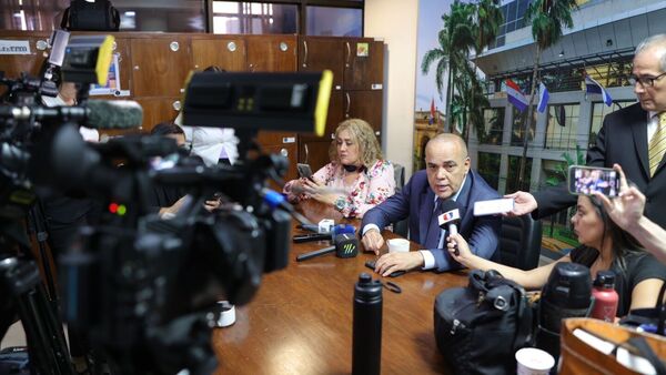 Bachi Núñez defiende cupo de combustible y seguro vip para legisladores