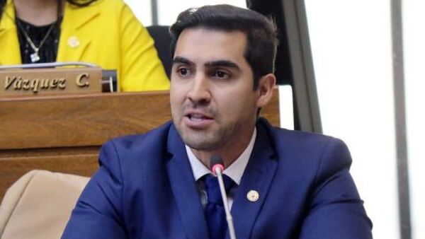 Aichinjaranga: Diputado dice que va al Congreso en colectivo cada semana