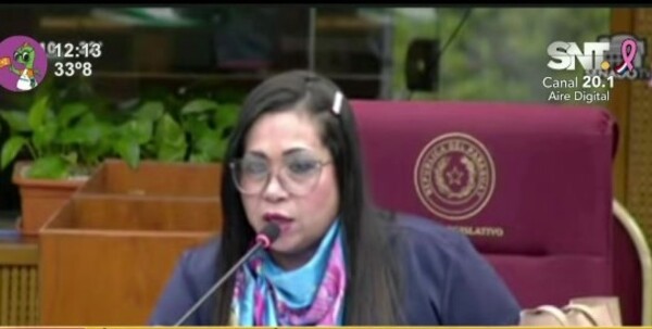 Senadora Yamy Nal responde con gesto ofensivo ante pregunta sobre planillerismo - SNT