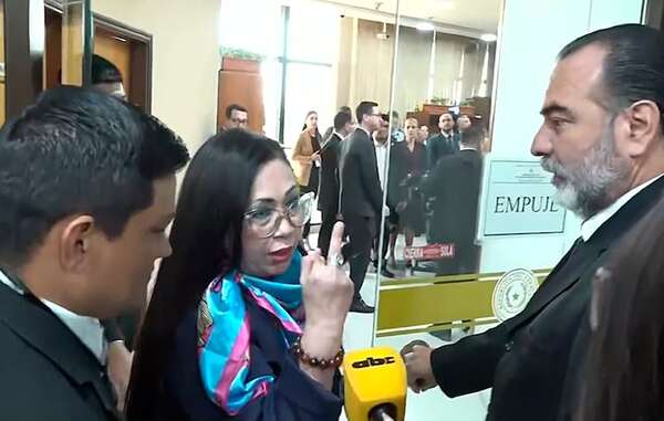 Bancada democrática se pronuncia sobre incidente y amenazas de Yamy Nal a la prensa - Política - ABC Color
