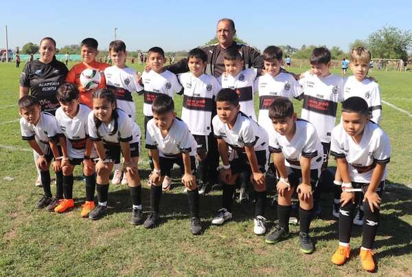 “La máquina” franjeada de Ypané se foguea en torneo internacional en Santa Fe - Polideportivo - ABC Color