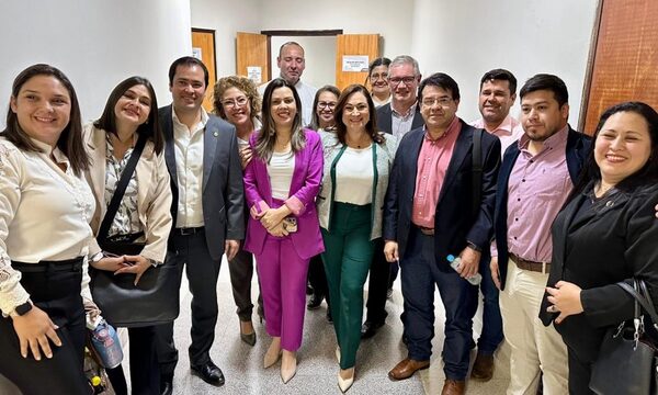 La lucha de los docentes de la UNE da frutos: Aumento salarial aprobado