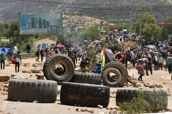 Tensión y violencia en Bolivia: policías y bloqueadores intercambiaron rehenes tras una violenta jornada - ADN Digital
