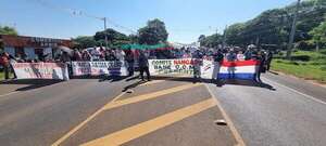 Campesinos de Misiones se movilizan exigiendo al Gobierno Nacional que cumpla con sus compromisos. - Nacionales - ABC Color