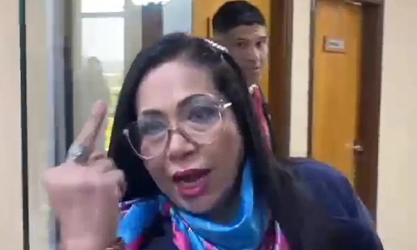 Norma Aquino responde con gesto ofensivo sobre acusación de planillerismo en el Poder Judicial - OviedoPress