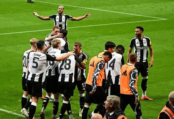 Versus / Sin Almirón, Newcastle se toma revancha y elimina al Chelsea de la Copa de la Liga