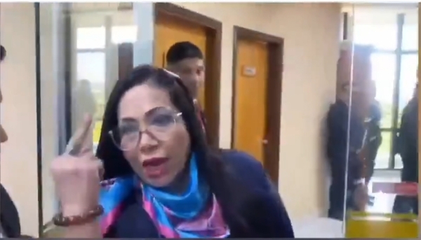 Senadora Yamy Nal contra periodista: "Le iba a dar una bofetada, pero me atajé" - Noticiero Paraguay