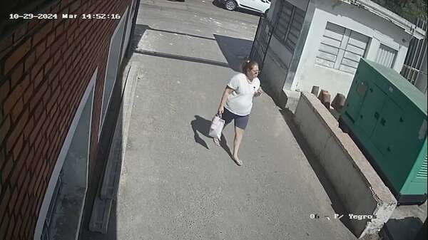 Video: “descuidista” hurtó teléfono celular de enfermera en Hospital Barrio Obrero - Policiales - ABC Color