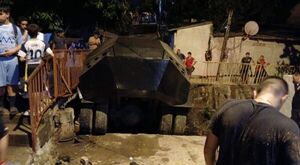 (VIDEO). ¿Mba’epiko? Un carro hidrante de la policía sin control cae a una zanja