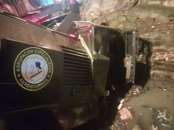 Video: carro hidrante de la Policía Nacional cayó a un barranco - Policiales - ABC Color