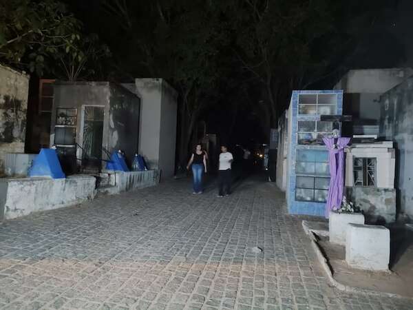 Ni los muertos descansan en paz en Asunción: refuerzan seguridad en cementerios por días festivos - Nacionales - ABC Color
