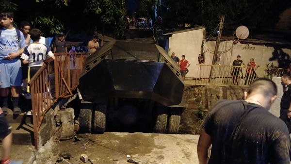 Hidrante de la Policía perdió los frenos y terminó en una zanja - 1000 Noticias
