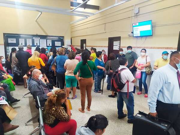 Largas filas de pacientes en Hospital de Calle’i este jueves - Nacionales - ABC Color