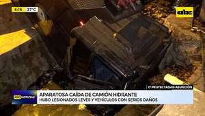 Barrio Obrero: aparatosa caída de camión hidrante  - ABC Noticias - ABC Color