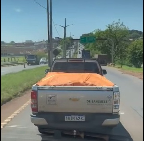 Repudian en las redes a camioneta que no cedió paso