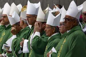 Papa aplica tijerazo a las finanzas vaticanas: qué hizo con los salarios y bonos de los cardenales - Mundo - ABC Color