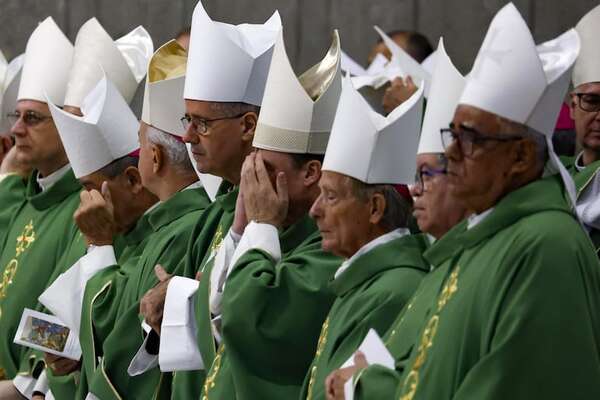 Papa aplica tijerazo a las finanzas vaticanas: qué hizo con los salarios y bonos de los cardenales - Mundo - ABC Color
