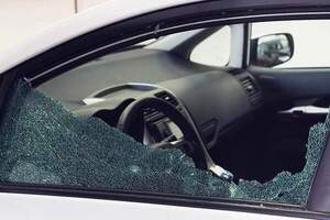 Karai estaba en festival de su hijo y ladrones se llevaron 120 millones de su auto