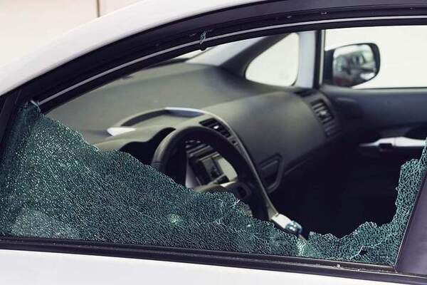 Karai estaba en festival de su hijo y ladrones se llevaron 120 millones de su auto