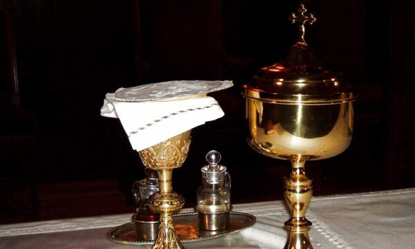 ¡En plena noche de brujas, robaron objetos sagrados de una capilla!