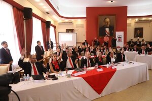 Cartes reafirma su compromiso con la educación en acto de egreso de la Academia Republicana - El Trueno