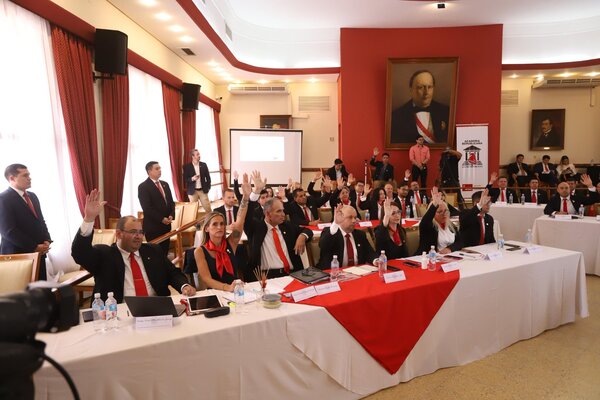 Cartes reafirma su compromiso con la educación en acto de egreso de la Academia Republicana - El Trueno