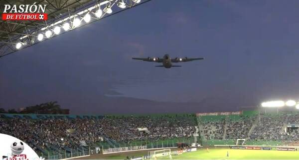 [VIDEO] ¡Sustazo! se llevaron las preferencias: un avión pasó “rozando” el “Tahuichi Aguilera”