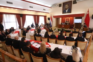 Cartes ratifica compromiso con la educación durante egreso de alumnos en Ciencias Políticas - ADN Digital