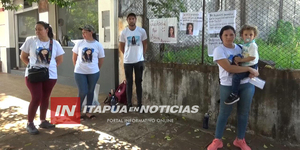 PADRES DE NIÑA FALLECIDA EN EL HOSPITAL REGIONAL DE ENCARNACIÓN SE MANIFESTARON PIDIENDO JUSTICIA - Itapúa Noticias