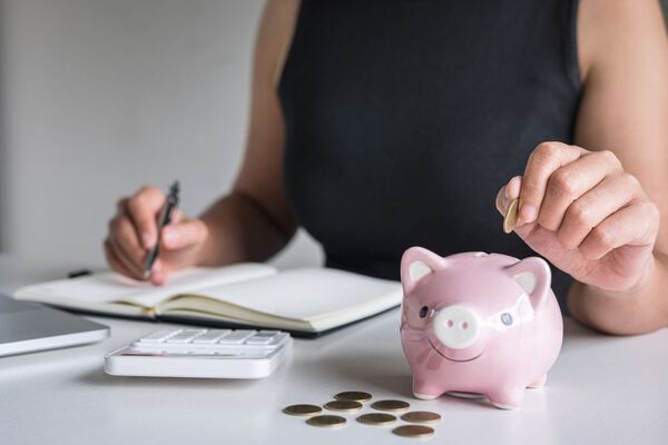Día Mundial del Ahorro: Solo el 18% de los paraguayos ahorra y el 73% lo hace “debajo del colchón” - MarketData