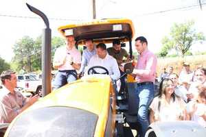 Entrega de tractor agrícola con sus  implementos a productores del distrito de Cambyretá