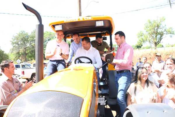 Entrega de tractor agrícola con sus implementos a productores del distrito de Cambyretá