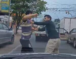 Video: el violento enfrentamiento entre un conductor y un limpiavidrios en San Lorenzo - Policiales - ABC Color
