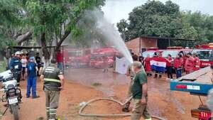 Bomberos se defienden con agua y evitan desalojo irregular en San Antonio - Nacionales - ABC Color