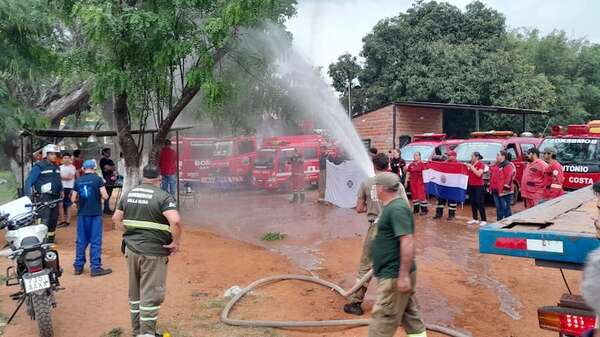 Bomberos se defienden con agua y evitan desalojo irregular en San Antonio - Nacionales - ABC Color