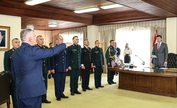 Peña tomó juramento al nuevo presidente de la Suprema Corte de Justicia Militar - trece