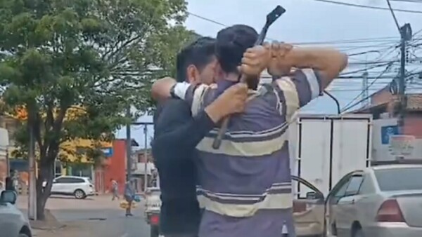 Automovilista y un limpiavidrios se forcejean en San Lorenzo