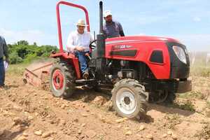 Entrega de tractor agrícola impulsa la producción de papa, sandia y cebolla en San Pedro del Paraná