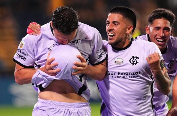 Versus / Facundo Bruera se luce con un fantástico gol en el fútbol argentino