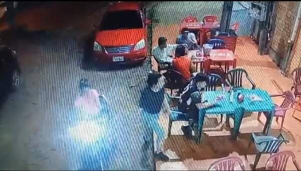 Novio desgraciado persiguió a su novia, la chocó y falleció
